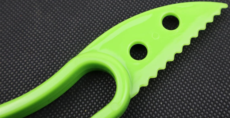 3-in-1 Avocado Tool - Safe Cutter, Pitter and Spoon in One - Green - Set of 1 - Flavour Fushion Cooking Shop